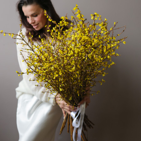 Весенний букет из веток форзиции