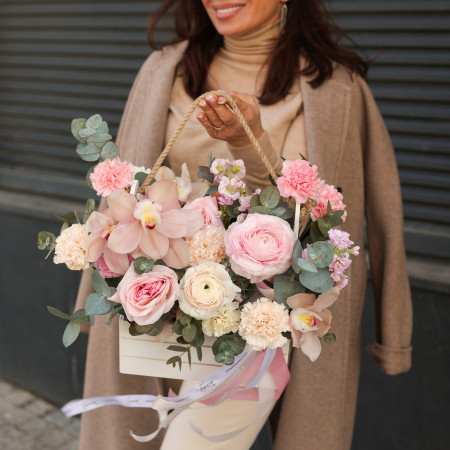 Композиция нежная в ящичке с розами, орхидеей и ранункулюсами