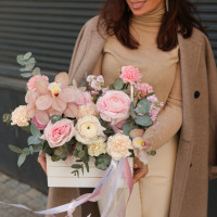 Композиция нежная в ящичке с розами, орхидеей и ранункулюсами