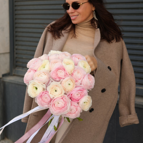 Круглый монобукет ранункулюсов, 23 шт