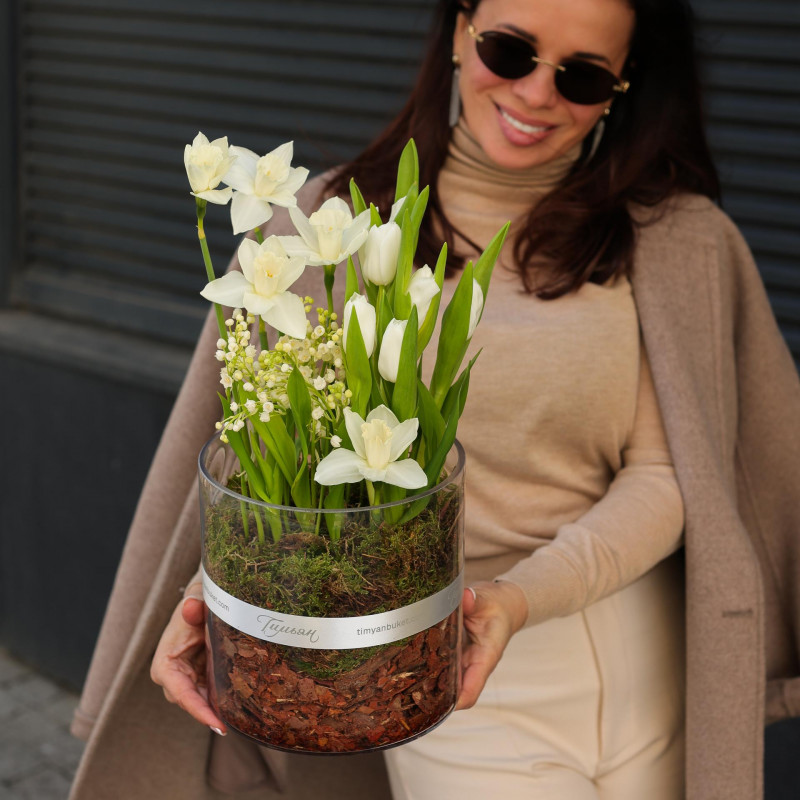 Ландыши с нарциссами и тюльпанами в прозрачном цилиндре