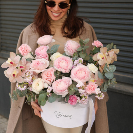 Коробка с ранункулюсами, пионовидными розами и орхидеей