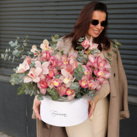 Коробка с пудровыми орхидеями и эвкалиптом