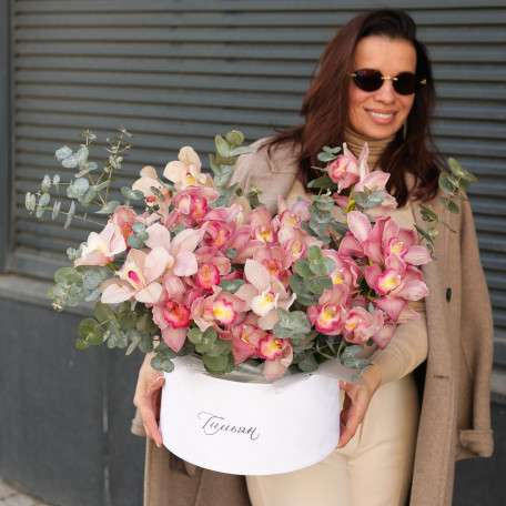 Коробка с пудровыми орхидеями и эвкалиптом