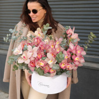 Коробка с пудровыми орхидеями и эвкалиптом