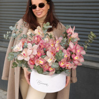 Коробка с пудровыми орхидеями и эвкалиптом