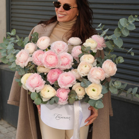 Коробка с ранункулсюсами и эвкалиптом