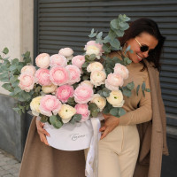 Коробка с ранункулсюсами и эвкалиптом