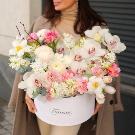 Коробка весенняя с орхидеями, мини-нарциссами и тюльпанами