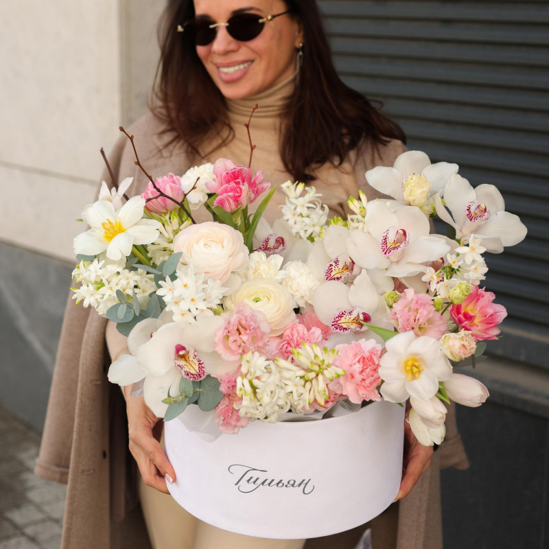 Коробка весенняя с орхидеями, мини-нарциссами и тюльпанами