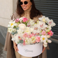 Коробка весенняя с орхидеями, мини-нарциссами и тюльпанами