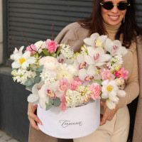 Коробка весенняя с орхидеями, мини-нарциссами и тюльпанами