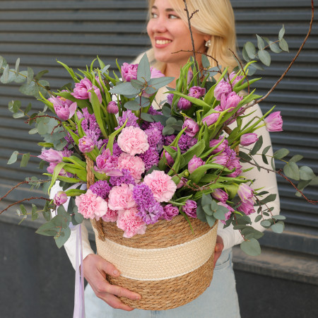 Корзина с пионовидными тюльпанами, гиацинтами и диантусом