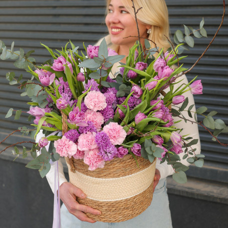 Корзина с пионовидными тюльпанами, гиацинтами и диантусом