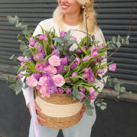 Корзина с пионовидными тюльпанами, гиацинтами и диантусом