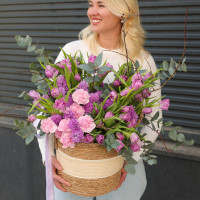 Корзина с пионовидными тюльпанами, гиацинтами и диантусом