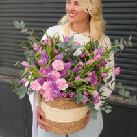 Корзина с пионовидными тюльпанами, гиацинтами и диантусом