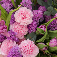 Корзина с пионовидными тюльпанами, гиацинтами и диантусом