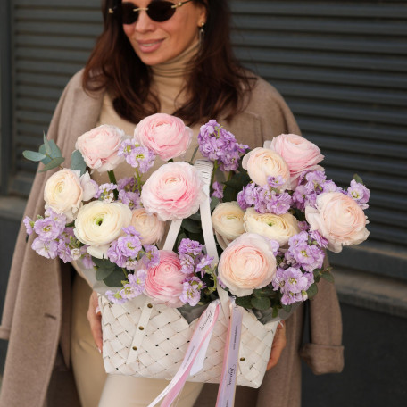 Корзинка с ранункулюсами и маттиолой