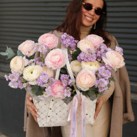 Корзинка с ранункулюсами и маттиолой