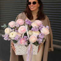 Корзинка с ранункулюсами и маттиолой