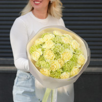 Круглый букет гвоздик (в асс.)