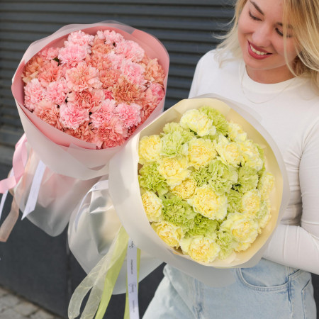 Круглый букет гвоздик (в асс.)