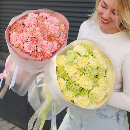 Круглый букет гвоздик (в асс.)