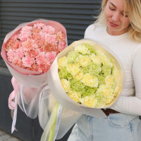 Круглый букет гвоздик (в асс.)