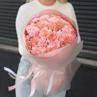 Круглый букет гвоздик (в асс.)