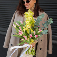 Букет с лаймовой орхидеей и тюльпанами