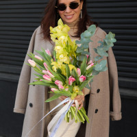 Букет с лаймовой орхидеей и тюльпанами