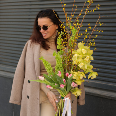 Букет с орхидеей, молюцеллой и тюльпанами