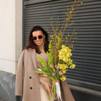 Букет с орхидеей, молюцеллой и тюльпанами