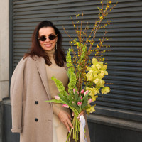 Букет с орхидеей, молюцеллой и тюльпанами