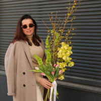 Букет с орхидеей, молюцеллой и тюльпанами