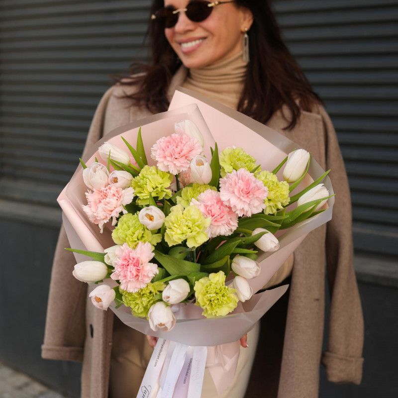 Весенний букет с диантусом и тюльпанами
