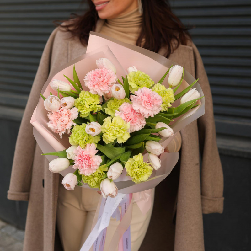 Весенний букет с диантусом и тюльпанами