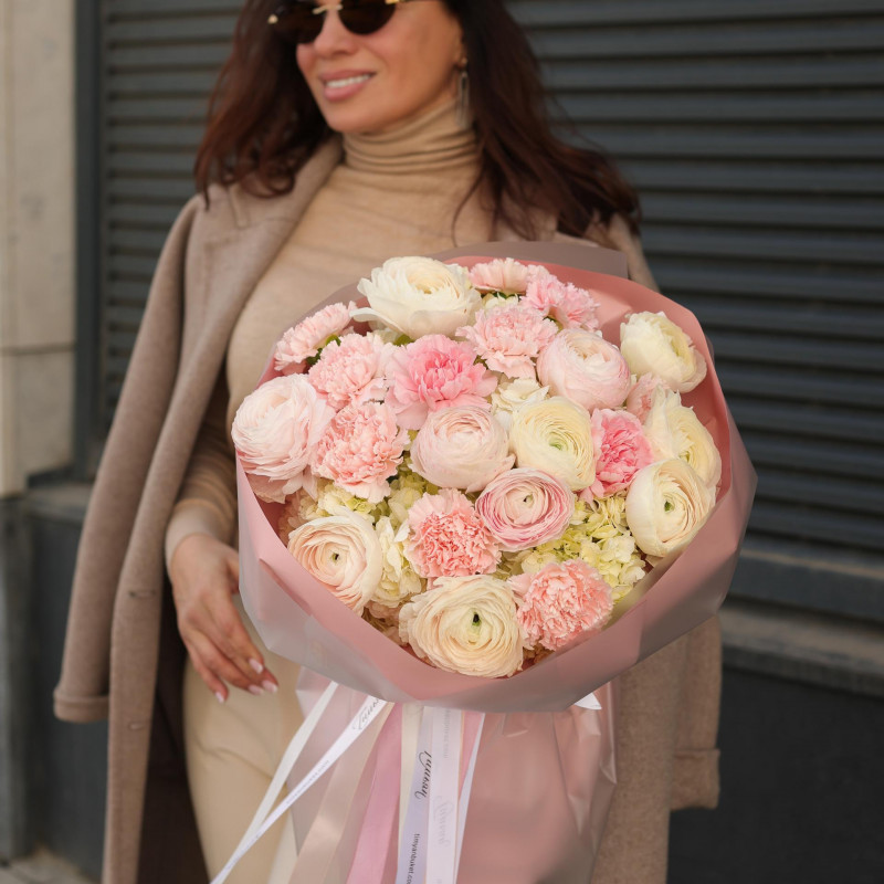 Круглый весенний нежный букет с ранункулюсами, гортензией и диантусом