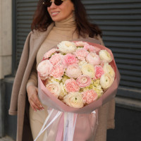 Круглый весенний нежный букет с ранункулюсами, гортензией и диантусом