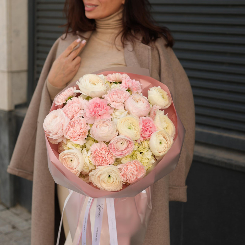 Круглый весенний нежный букет с ранункулюсами, гортензией и диантусом