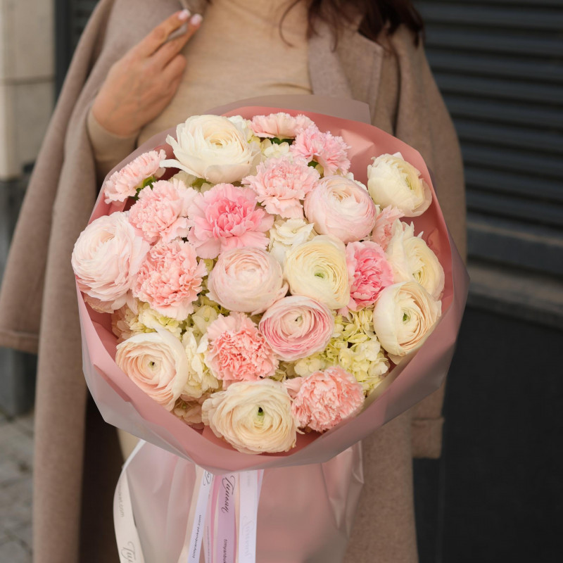 Круглый весенний нежный букет с ранункулюсами, гортензией и диантусом