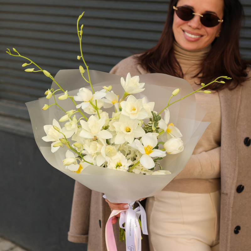 Букет с белыми нарциссами, орхидеями и тюльпанами