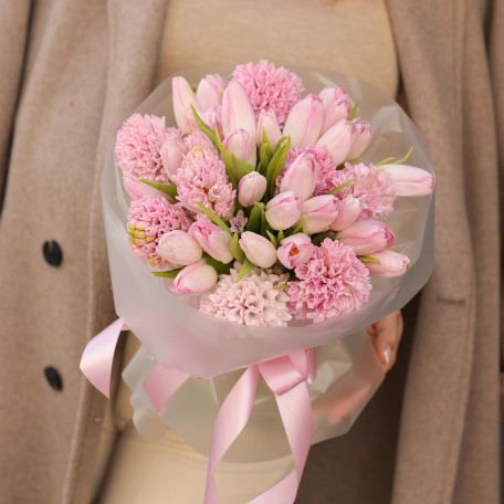 Круглый ароматный букет с гиацинтами и тюльпанами