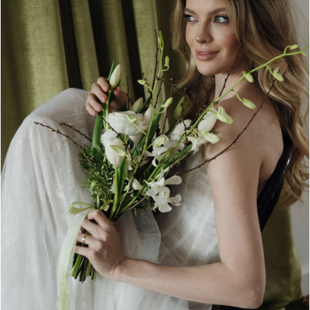 Свадебный букет невесты с белыми тюльпанами и орхидеей