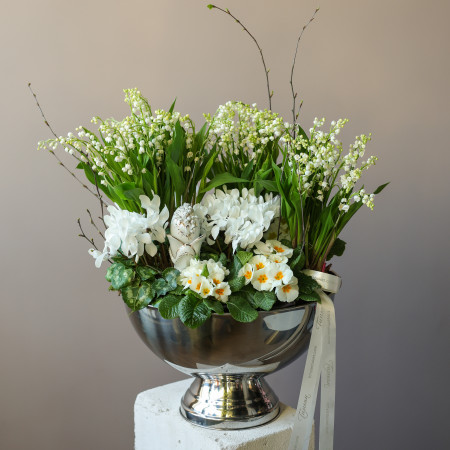 Пасхальная композиция с ландышами, примулой и цикламенами в серебряной чаше