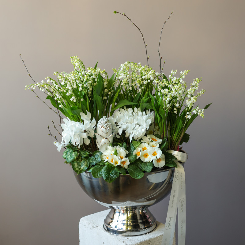 Пасхальная композиция с ландышами, примулой и цикламенами в серебряной чаше