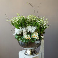 Пасхальная композиция с ландышами, примулой и цикламенами в серебряной чаше