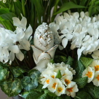 Пасхальная композиция с ландышами, примулой и цикламенами в серебряной чаше