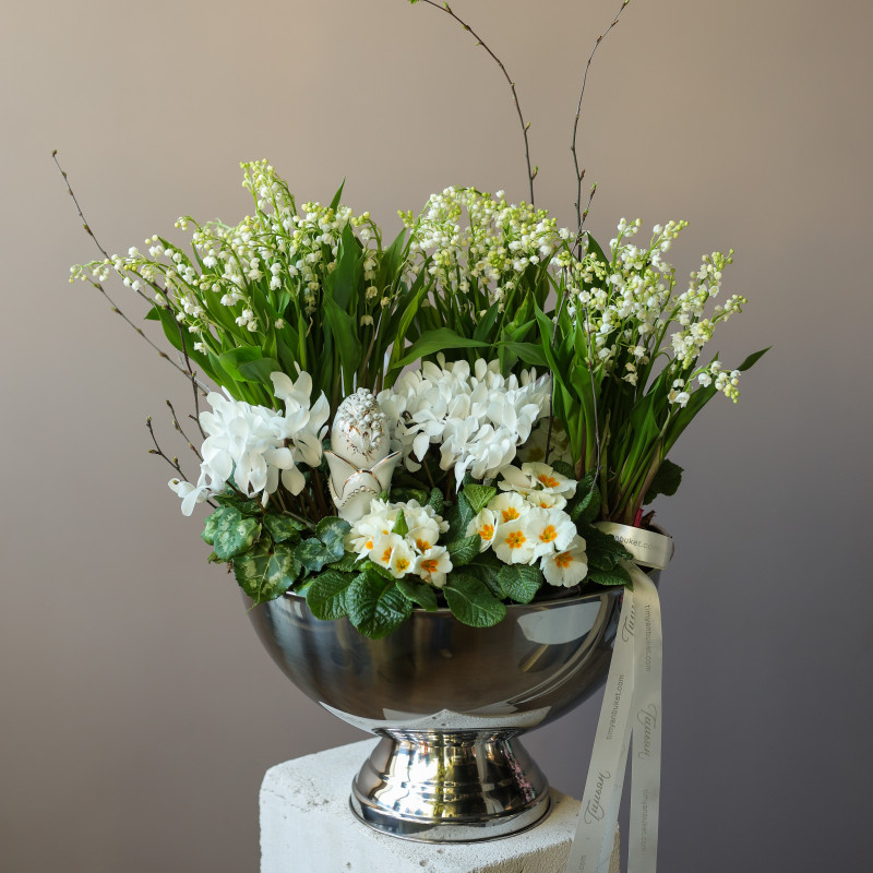 Пасхальная композиция с ландышами, примулой и цикламенами в серебряной чаше